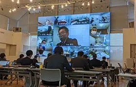 食品メーカーの会議室に設置した大型マルチディスプレイ
