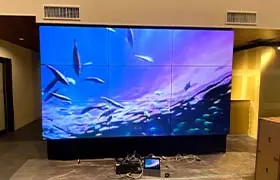 住宅メーカーの商談スペースに設置したマルチディスプレイ